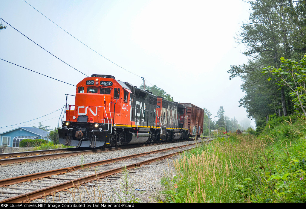 4940 leads CN 559 at lAnse-au-Sable